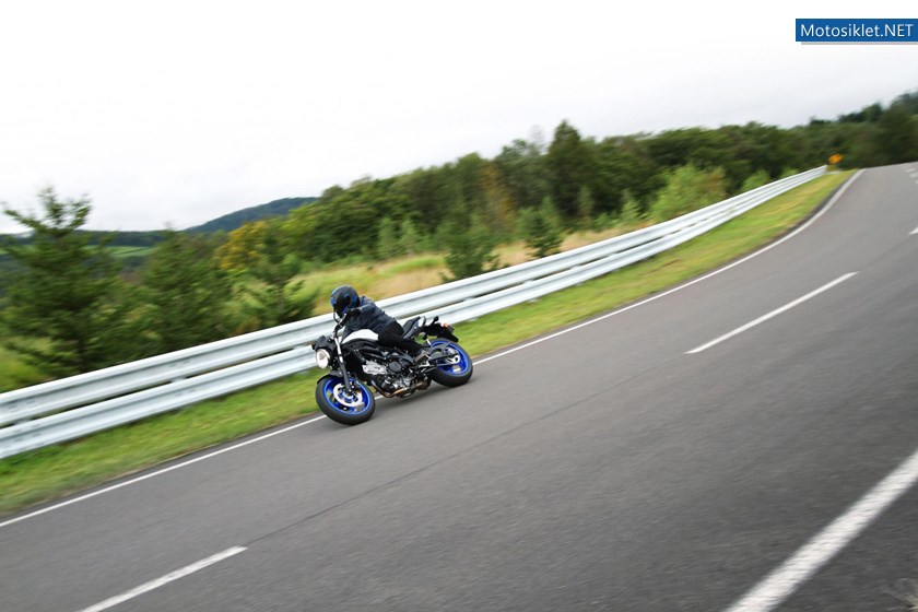072_suzuki_sv_650t_2015