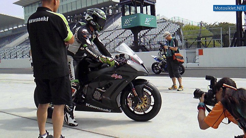 2011-Kawasaki-ZX-10R-Ninja-003