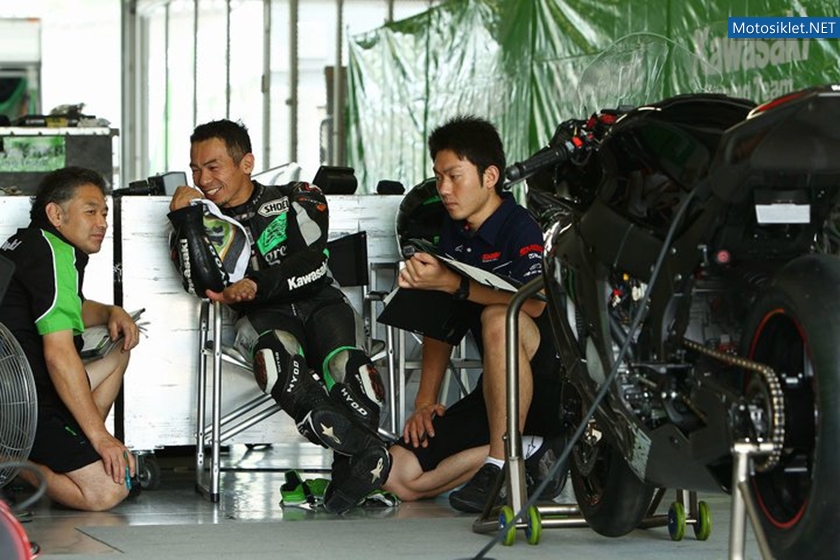 2011-Kawasaki-ZX-10R-Ninja-008