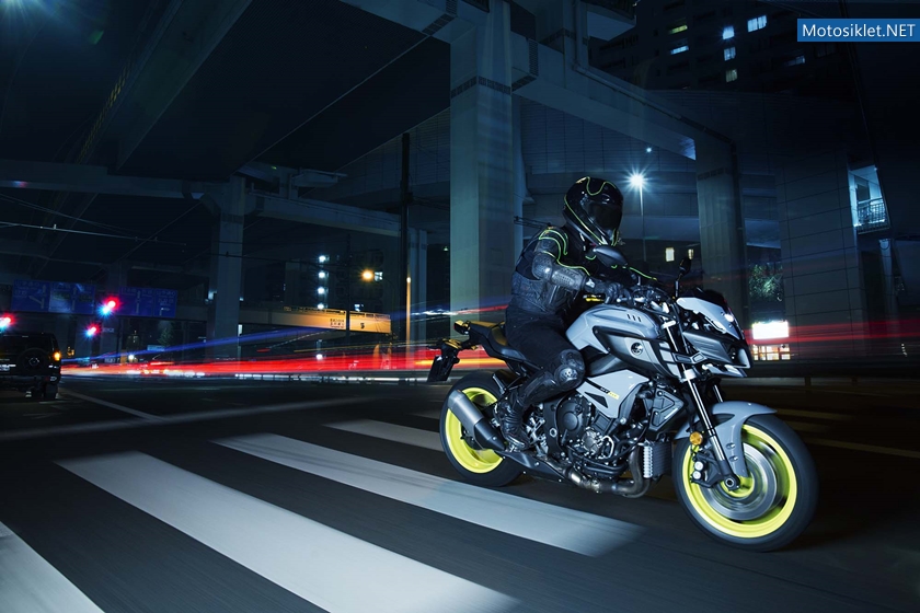 2016-Yamaha-MT-10-action-10