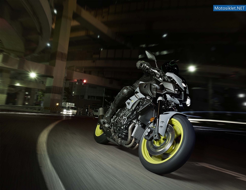 2016-Yamaha-MT-10-action-11
