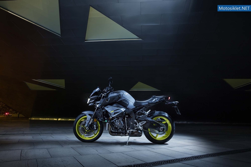 2016-Yamaha-MT-10-static-03