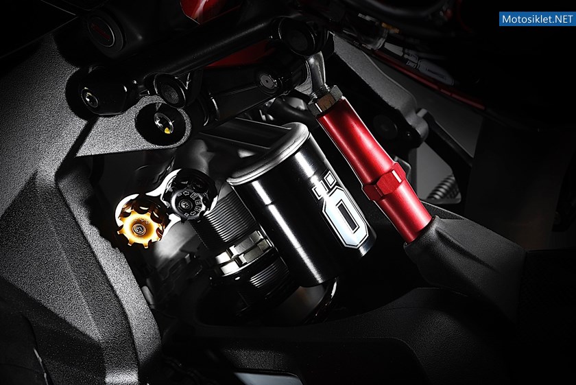 mv-agusta-puts-out-special-lewis-hamilton-model_17