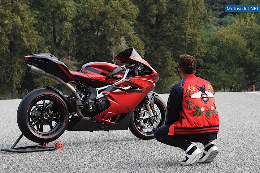 mv-agusta-puts-out-special-lewis-hamilton-model_31