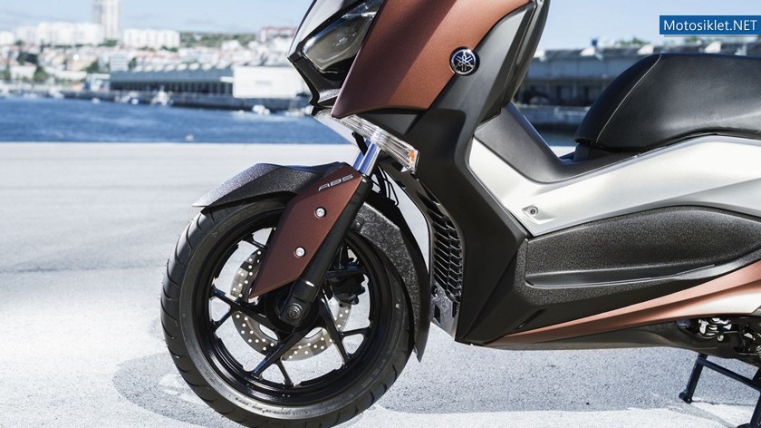 yamaha-x-max-300-2017_12