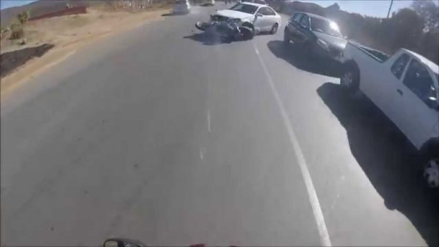 Aniden dönüş yapan otomobile 3 motor birden çarptı