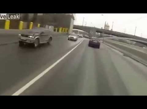Aynasını kullanmayan otomobil sürücüsüne motorcudan büyük tepki