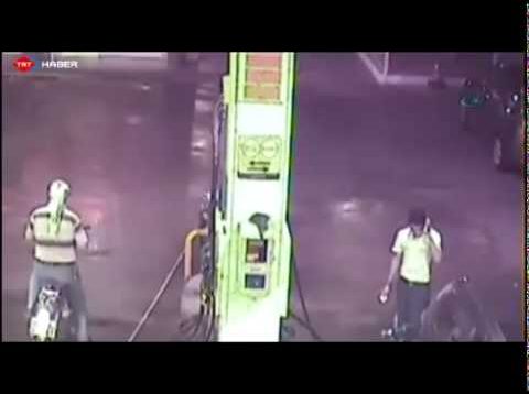 Benzin istasyonunda motosiklet patladı