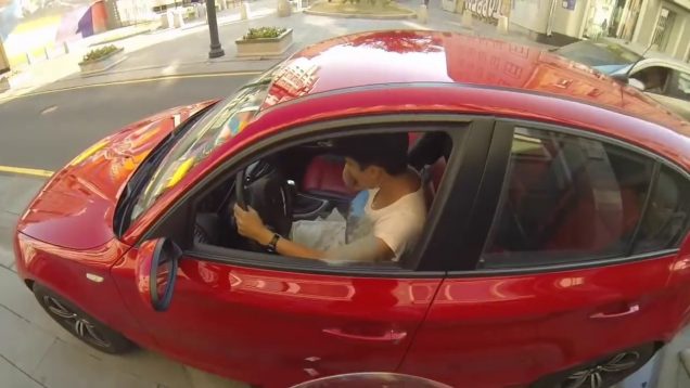 Motorcu kızdan çevre duyarlılığı. Yerlere çöp atanlara unutulmayacak cevap