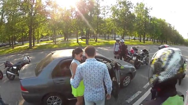 Motorcular otomobili durdurdu ve sürücüsüne saldırdı