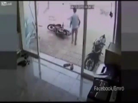 Motosiklet hırsızına uçan tekme