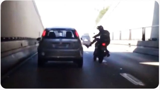 Motosiklet sürücüsü otomobile tekme attı