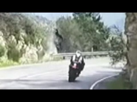 Motosiklet sürücüsü taklalar atarak uçurumdan aşağı yuvarlandı