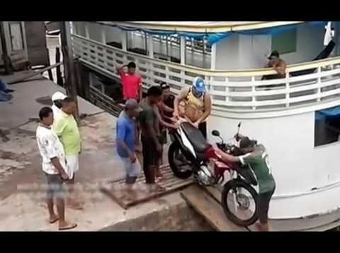 Motosikleti gemiye yüklerken denize düşürdüler