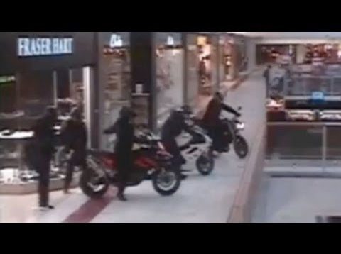 Motosikletle Alışveriş Merkezini Soydular