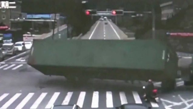 Motosikletli tırın altında kalmaktan son anda kurtuldu.