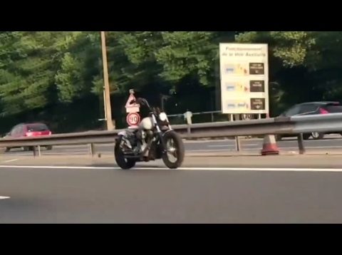 Sürücüsüz otoyolda giden motosiklet Paris’te görüntülendi