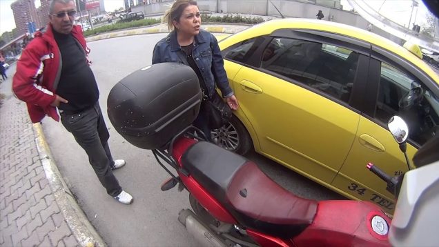 Taksinin kapısı açıldı, motosiklet sürücüsü yere düştü! Sizce suçlu kim?