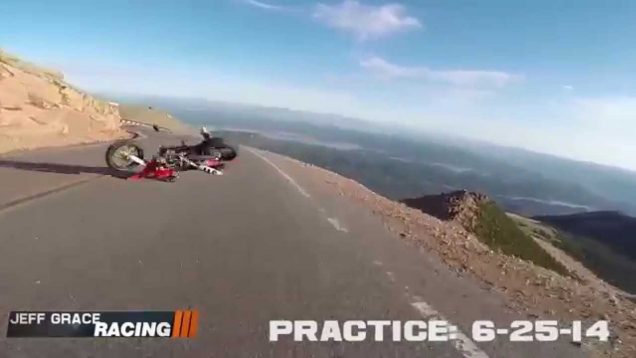 Uçurumdan yola motosiklet düştü
