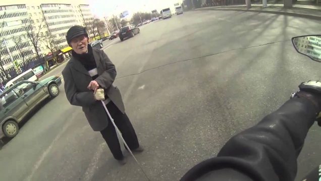 Yaşlı adama yardım eden MOTORCUYA bir alkış