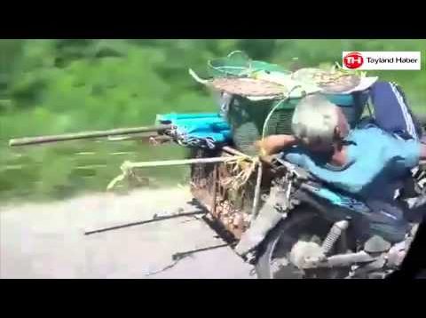 Yatarak motosiklet süren yaşlı adam!