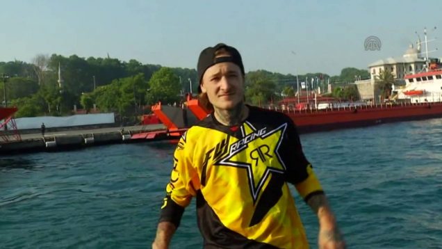 Alman motokroscu gemiden gemiye atlayış yaptı