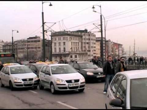 Chris Pfeiffer’dan Galata Köprüsünde İzinsiz Gösteri