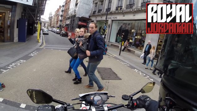 Egzoz sesi ile yayaları korkutan motorcu