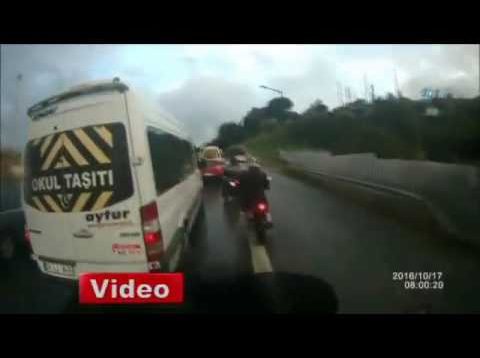 Emniyet şeridinde motorcunun ölümden döndüğü kaza kamerada