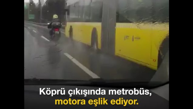 İETT Şoförü Fırtına Anında Motorcuya Kalkan Oldu
