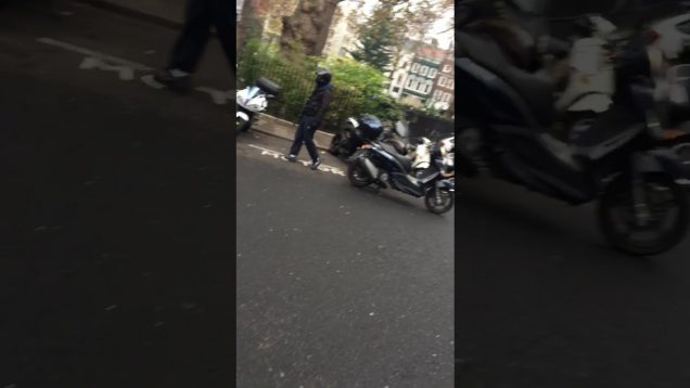 Gündüz gözüyle motosikleti çalmaya çalıştılar