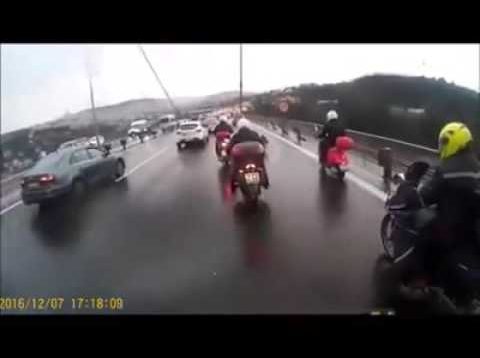 Koca yürekli motorcular köprü’deki köpeğe koruma kalkanı oldular