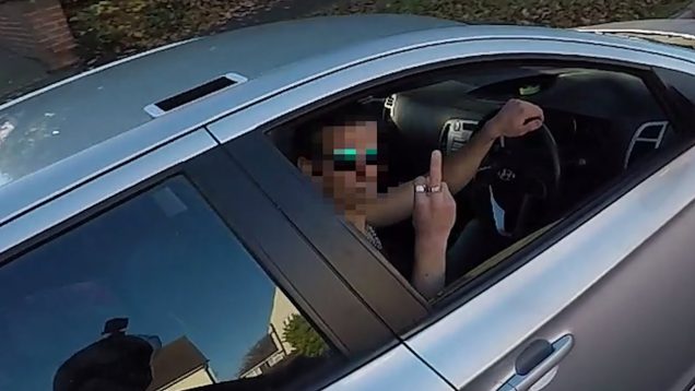 Motorcu yola düşen cüzdanı sahibine götürünce bakın ne oldu?