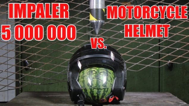 Motosiklet kaskını 150 tonluk presin altında soktular