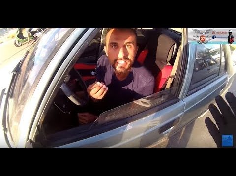 Tartıştığı Arabanın Camına Sticker Yapıştıran Motorcu