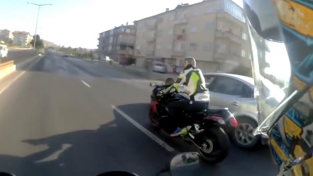 Yol Vermeyen Arabanın Aynasını Kıran Motorcu