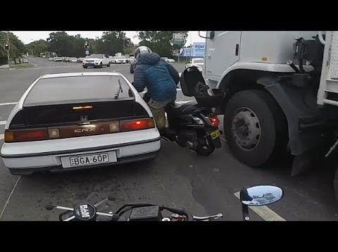 Kıl payı kazadan kurtulan motorcular