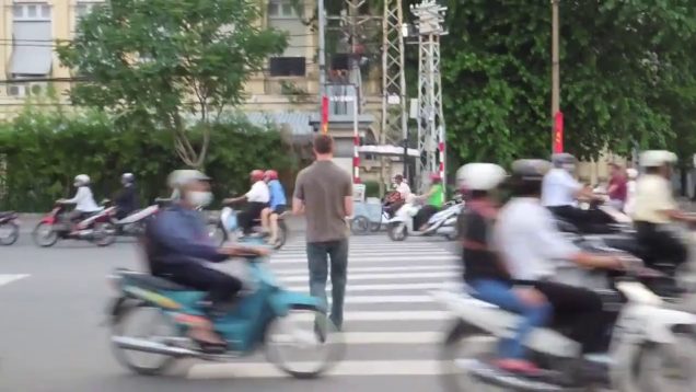 Vietnam da yoldan karşıya geçmek !