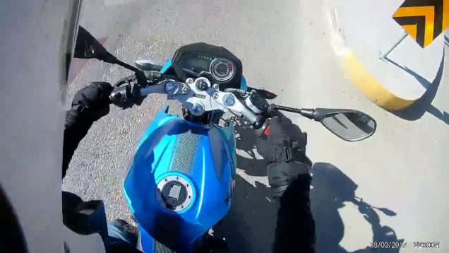 İzmitli Motorcu Sinirlendi Yumrukla Arabanın Camını Kırdı !