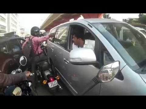 Hindistan’da Yol Kavgası. İçinden Mike Tyson çıktı!