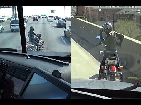 Kamyoncu otoyolda kalan motorcuya yardım ediyor