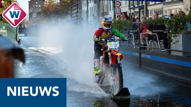 Motosikletini ile Hollanda kanallarında sürdü