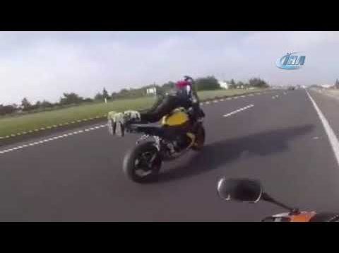 Motosiklette şınav çeken maganda kamerada