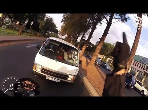 Ters yöne giren minibüs ile motorcunun tartışması
