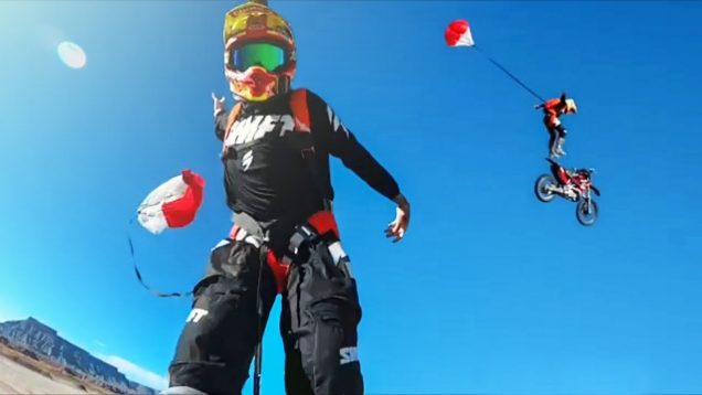 Motorla tepeden atladı. Paraşütle aşağıya indi.