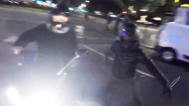 Yolu kesip motosikletini çalmaya çalıştılar