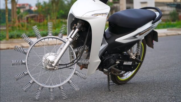 Motosikletin ön tekerine yayları bağlayıp sürdüler