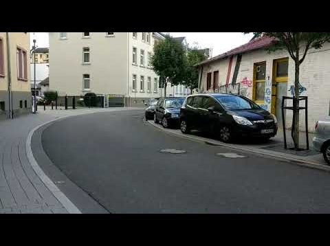 Trompet ile yarış motoru sesi çıkararak scooter sürmek