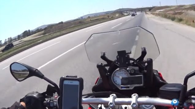 Kavşakta ölünden dönen motorcu