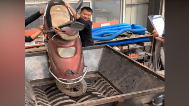 Öğütme makinesine motosiklet attılar